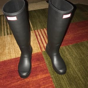 Women’s size 8 Hunter boots (Black)